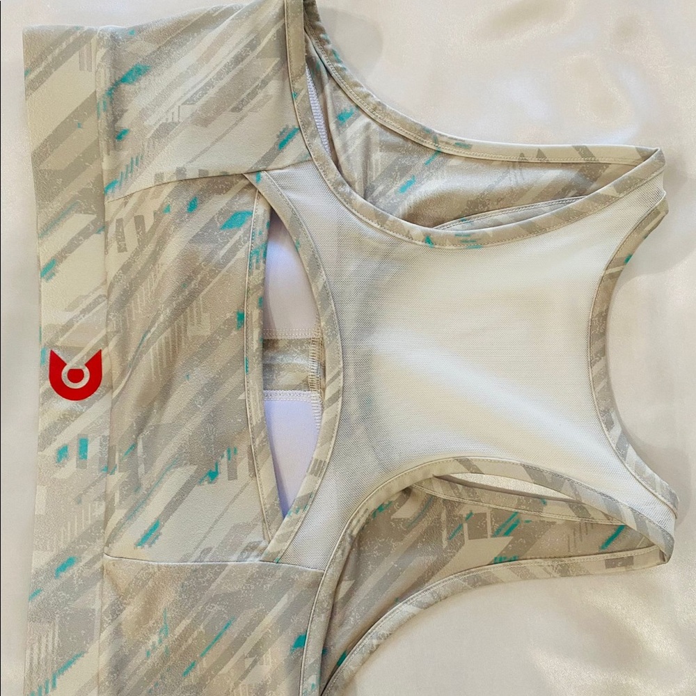 cut-out mesh sports bra